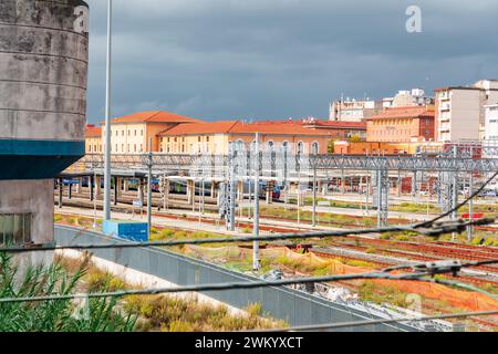Stazione ferroviaria di Pisa centrale a Pisa vista dalla ferrovia, Pisa, Italia Foto Stock