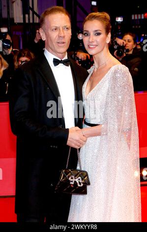 Rocco Siffredi mit Ehefrau Rosa Caracciolo bei der Premiere des Kinofilms Seven Veils auf der Berlinale 2024 / 74. Internationale Filmfestspiele Berlin im Berlinale Palast. Berlino, 22.02.2024 *** Rocco Siffredi con la moglie Rosa Caracciolo alla prima del lungometraggio Seven Veils al Berlinale 2024 74 Berlin International Film Festival al Berlinale Palast Berlin, 22 02 2024 foto:XA.xBuggex/xFuturexImagex Veils Prem 4283 Foto Stock