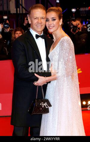 Rocco Siffredi mit Ehefrau Rosa Caracciolo bei der Premiere des Kinofilms Seven Veils auf der Berlinale 2024 / 74. Internationale Filmfestspiele Berlin im Berlinale Palast. Berlino, 22.02.2024 *** Rocco Siffredi con la moglie Rosa Caracciolo alla prima del lungometraggio Seven Veils al Berlinale 2024 74 Berlin International Film Festival al Berlinale Palast Berlin, 22 02 2024 foto:XA.xBuggex/xFuturexImagex Veils Prem 4284 Foto Stock