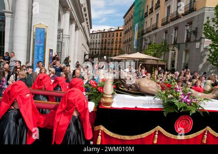 Nazarenos, processione la Soledad, settimana Santa. Plaza de Oriente, Madrid, Spagna. Foto Stock