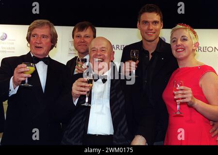 Foto datata 15/05/99 dei membri del cast di Coronation Street ai British Soap Awards di Londra. (Da sinistra a destra) Bill Roache, David Neilson, John Savident, Steve Billington e Julie Hesmondhalgh. John Savident, noto per aver interpretato Fred Elliott a Coronation Street, è morto all'età di 86 anni, ha detto il suo agente. Data di pubblicazione: Sabato 15 maggio 1999. Foto Stock