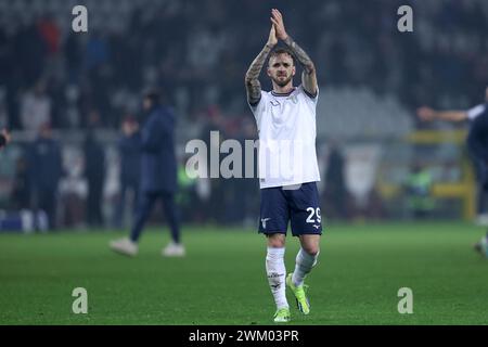 Torino, Italia. 22 febbraio 2024. Manuel Lazzari del SS Lazio celebra al termine della partita di serie A tra Torino FC e SS Lazio allo Stadio Olimpico il 22 febbraio 2023 a Torino. Crediti: Marco Canoniero/Alamy Live News Foto Stock