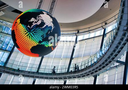 Mostra di simboli Geo Cosmos, Miraikan, Museo Nazionale di Scienze e innovazione emergenti, Odaiba, Tokyo, Giappone Foto Stock