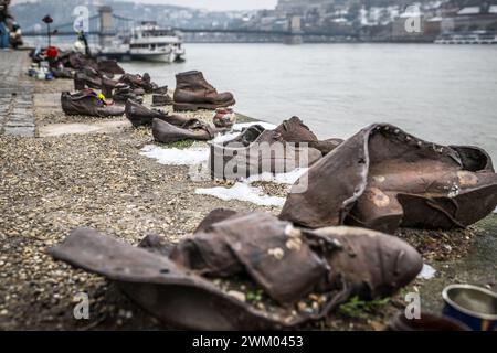 Commovente memoriale di scarpe di ferro da Gyula Pauer per ricordare il popolo ebraico assassinato durante la seconda guerra mondiale. Ponte delle catene sul Danubio a Budapest. Foto Stock