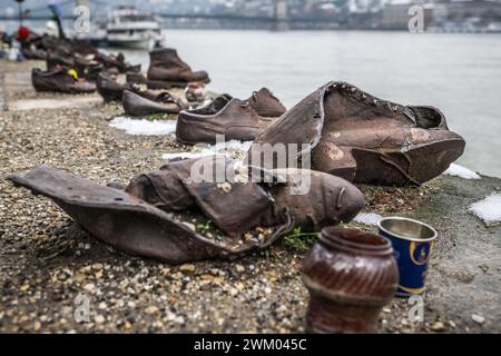 Commovente memoriale di scarpe di ferro da Gyula Pauer per ricordare il popolo ebraico assassinato durante la seconda guerra mondiale. Ponte delle catene sul Danubio a Budapest. Foto Stock