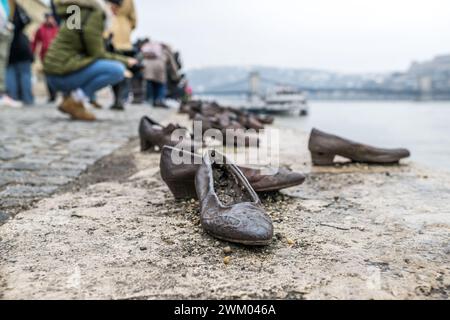 Commovente memoriale di scarpe di ferro da Gyula Pauer per ricordare il popolo ebraico assassinato durante la seconda guerra mondiale. Ponte delle catene sul Danubio a Budapest. Foto Stock