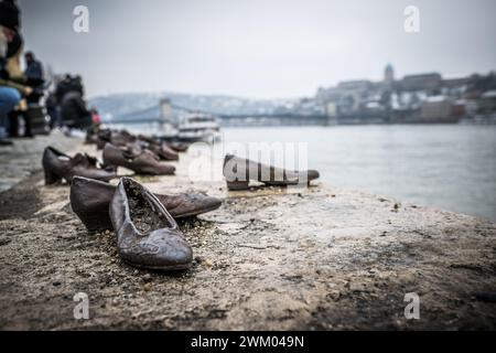 Commovente memoriale di scarpe di ferro da Gyula Pauer per ricordare il popolo ebraico assassinato durante la seconda guerra mondiale. Ponte delle catene sul Danubio a Budapest. Foto Stock