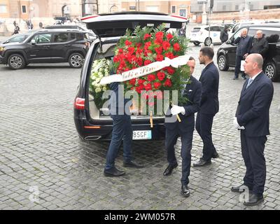 Roma, . 23 febbraio 2024. Roma, funerale di Ira von Fürstenberg presso la Chiesa degli artisti. Nella foto: L'auto con la bara credito: Agenzia fotografica indipendente/Alamy Live News Foto Stock