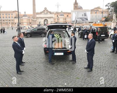 Roma, . 23 febbraio 2024. Roma, funerale di Ira von Fürstenberg presso la Chiesa degli artisti. Nella foto: L'auto con la bara credito: Agenzia fotografica indipendente/Alamy Live News Foto Stock