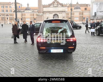 Roma, . 23 febbraio 2024. Roma, funerale di Ira von Fürstenberg presso la Chiesa degli artisti. Nella foto: L'auto con la bara credito: Agenzia fotografica indipendente/Alamy Live News Foto Stock