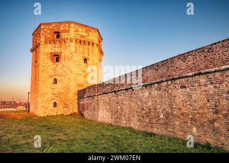 Fortezza di Kalemegdan a Belgrado per scoprire le sue antiche mura, le torri difensive e le vedute panoramiche dei Balcani mentre il sole tramonta sugli histori Foto Stock