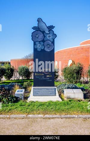 Scultura per la Pace Frieden Paix in occasione della giornata Internazionale della Pace delle Nazioni Unite 21 settembre 2021 a Southsea, Portsmouth, un resort di villeggiatura sulla costa meridionale dell'Inghilterra Foto Stock
