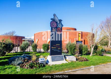 Scultura per la Pace Frieden Paix in occasione della giornata Internazionale della Pace delle Nazioni Unite 21 settembre 2021 a Southsea, Portsmouth, un resort di villeggiatura sulla costa meridionale dell'Inghilterra Foto Stock