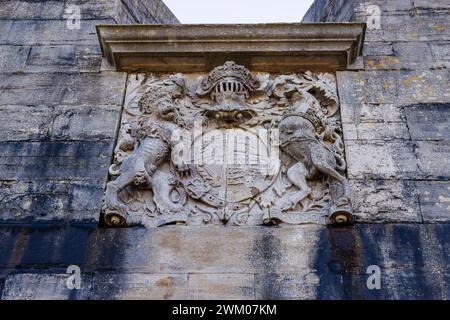 Royal Arms of Charles II nel Southsea Castle (castello di Enrico VIII) a Southsea, Portsmouth, Hampshire, una località turistica sulla costa meridionale del Solent Foto Stock