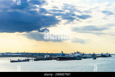 Tramonto sulle petroliere e sulla raffineria esso Oil Terminal, Southampton, Hampshire, Inghilterra Foto Stock