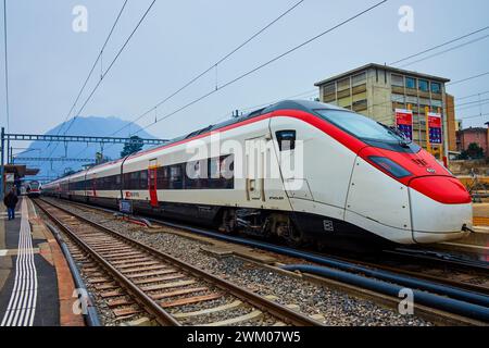 LUGANO, SVIZZERA - 17 MARZO 2022: Il treno moderno sulla stazione ferroviaria di Lugano, il 17 marzo a Lugano, Svizzera Foto Stock