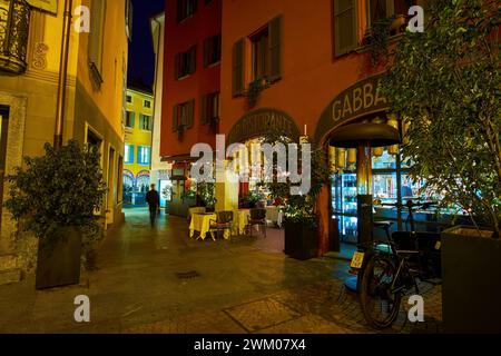 LUGANO, SVIZZERA - 17 MARZO 2022: Le vie notturne della storica Lugano, adornate di ristoranti e bar serali, il 17 marzo a Lugano, Swit Foto Stock