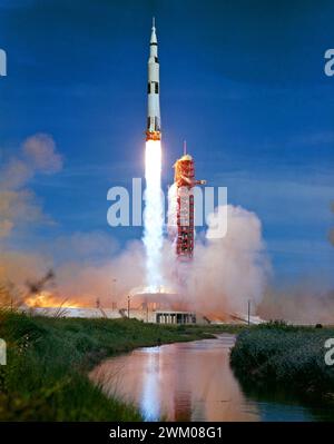 Progetto Apollo Archive immagine NASA la missione di atterraggio lunare Apollo 15 della NASA lanci del razzo Saturn V dal Kennedy Space Center Launch Complex 39 luglio 26, 1971 Foto Stock