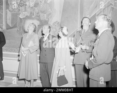 11-1950: Oslo 900 Years Jubilee e inaugurazione del municipio. La Principessa Märtha rimette la testa per abbracciare le decorazioni durante il tour dopo la cerimonia di apertura, mentre la Principessa Ragnhild ascolta ciò che il vice direttore Bull ha da dire. Foto: Sverre A. Børretzen e Arne Kjus / Aktuell / NTB ***la foto non viene elaborata*** Foto Stock