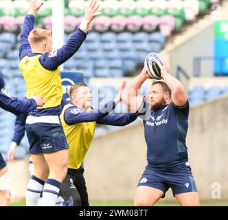 Scottish gas Murrayfield Stadium. Edinburgh.Scotland.UK. 23 Feb 24 Scotland Captains Run per la partita delle sei Nazioni Mens Guinness contro Inghilterra. Pierre Schoeman della Scozia bloccato da Kyle Steyn e Finn Russell durante la sessione crediti: eric mccowat/Alamy Live News Foto Stock