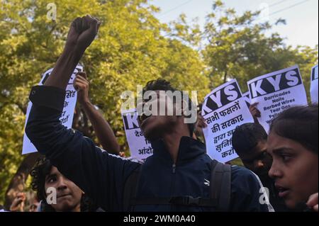 Nuova Delhi, Delhi, India. 23 febbraio 2024. Gli attivisti gridavano slogan durante una protesta contro gli omicidi degli agricoltori durante gli scontri con la polizia ai confini degli stati indiani del Punjab e di Haryana mentre gli agricoltori marciavano verso nuova Delhi per ottenere migliori prezzi delle colture, promesso loro nel 2021 durante la protesta degli agricoltori, a nuova Delhi, India, il 23 febbraio 2024. (Credit Image: © Kabir Jhangiani/ZUMA Press Wire) SOLO PER USO EDITORIALE! Non per USO commerciale! Foto Stock