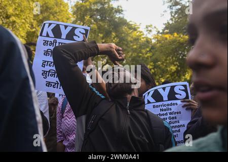 Nuova Delhi, Delhi, India. 23 febbraio 2024. Gli attivisti gridavano slogan durante una protesta contro gli omicidi degli agricoltori durante gli scontri con la polizia ai confini degli stati indiani del Punjab e di Haryana mentre gli agricoltori marciavano verso nuova Delhi per ottenere migliori prezzi delle colture, promesso loro nel 2021 durante la protesta degli agricoltori, a nuova Delhi, India, il 23 febbraio 2024. (Credit Image: © Kabir Jhangiani/ZUMA Press Wire) SOLO PER USO EDITORIALE! Non per USO commerciale! Foto Stock