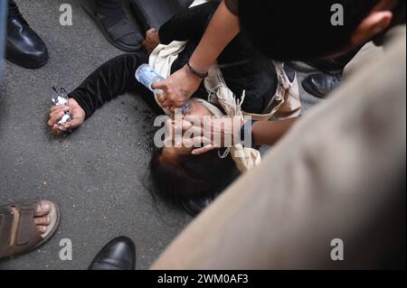 Delhi, nuova Delhi, India. 23 febbraio 2024. Un manifestante scompare mentre viene arrestata dalla polizia di Delhi a nuova Delhi in India il 23 febbraio 2024 (Credit Image: © Deep Nair/ZUMA Press Wire) SOLO USO EDITORIALE! Non per USO commerciale! Foto Stock