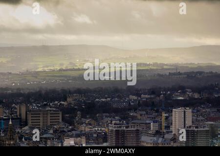 Halifax è una cattedrale e città mercato nel borough metropolitano di Calderdale nel West Yorkshire, Inghilterra. È il centro commerciale, culturale e amministrativo del borgo e il quartier generale del Consiglio di Calderdale. Nel XV secolo, la città divenne un centro economico della vecchia West Riding dello Yorkshire, principalmente nella produzione di lana. Halifax è la città più grande del distretto di Calderdale. Halifax era una fiorente città di mulini durante la Rivoluzione industriale. È famosa per essere la casa della Halifax Building Society . Crediti: Immagini di mulini a vento/Alamy Live News Foto Stock