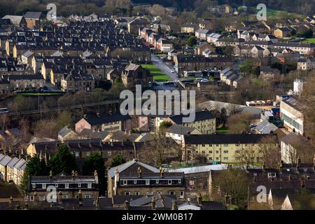 Halifax è una cattedrale e città mercato nel borough metropolitano di Calderdale nel West Yorkshire, Inghilterra. È il centro commerciale, culturale e amministrativo del borgo e il quartier generale del Consiglio di Calderdale. Nel XV secolo, la città divenne un centro economico della vecchia West Riding dello Yorkshire, principalmente nella produzione di lana. Halifax è la città più grande del distretto di Calderdale. Halifax era una fiorente città di mulini durante la Rivoluzione industriale. È famosa per essere la casa della Halifax Building Society . Crediti: Immagini di mulini a vento/Alamy Live News Foto Stock