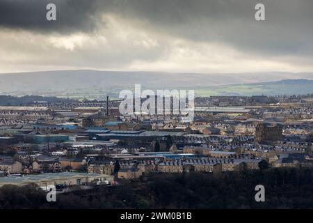 Halifax è una cattedrale e città mercato nel borough metropolitano di Calderdale nel West Yorkshire, Inghilterra. È il centro commerciale, culturale e amministrativo del borgo e il quartier generale del Consiglio di Calderdale. Nel XV secolo, la città divenne un centro economico della vecchia West Riding dello Yorkshire, principalmente nella produzione di lana. Halifax è la città più grande del distretto di Calderdale. Halifax era una fiorente città di mulini durante la Rivoluzione industriale. È famosa per essere la casa della Halifax Building Society . Crediti: Immagini di mulini a vento/Alamy Live News Foto Stock