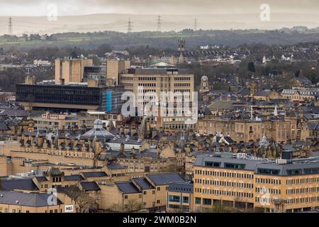 Halifax è una cattedrale e città mercato nel borough metropolitano di Calderdale nel West Yorkshire, Inghilterra. È il centro commerciale, culturale e amministrativo del borgo e il quartier generale del Consiglio di Calderdale. Nel XV secolo, la città divenne un centro economico della vecchia West Riding dello Yorkshire, principalmente nella produzione di lana. Halifax è la città più grande del distretto di Calderdale. Halifax era una fiorente città di mulini durante la Rivoluzione industriale. È famosa per essere la casa della Halifax Building Society . Crediti: Immagini di mulini a vento/Alamy Live News Foto Stock