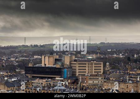 Halifax è una cattedrale e città mercato nel borough metropolitano di Calderdale nel West Yorkshire, Inghilterra. È il centro commerciale, culturale e amministrativo del borgo e il quartier generale del Consiglio di Calderdale. Nel XV secolo, la città divenne un centro economico della vecchia West Riding dello Yorkshire, principalmente nella produzione di lana. Halifax è la città più grande del distretto di Calderdale. Halifax era una fiorente città di mulini durante la Rivoluzione industriale. È famosa per essere la casa della Halifax Building Society . Crediti: Immagini di mulini a vento/Alamy Live News Foto Stock