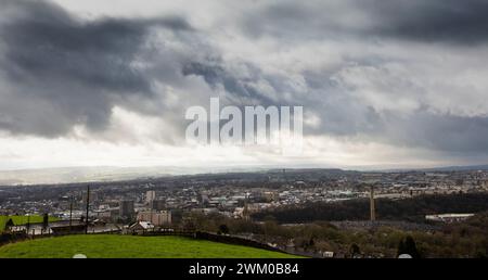 Halifax è una cattedrale e città mercato nel borough metropolitano di Calderdale nel West Yorkshire, Inghilterra. È il centro commerciale, culturale e amministrativo del borgo e il quartier generale del Consiglio di Calderdale. Nel XV secolo, la città divenne un centro economico della vecchia West Riding dello Yorkshire, principalmente nella produzione di lana. Halifax è la città più grande del distretto di Calderdale. Halifax era una fiorente città di mulini durante la Rivoluzione industriale. È famosa per essere la casa della Halifax Building Society . Crediti: Immagini di mulini a vento/Alamy Live News Foto Stock