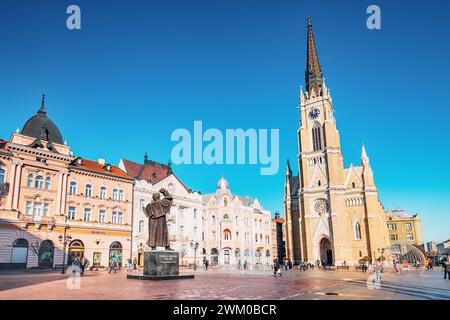 4 gennaio 2024, Novi Sad, Serbia: Vedute panoramiche dell'affascinante piazza della città di Novi Sad, adornata con la maestosa cattedrale come suo fulcro, offerin Foto Stock