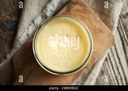 Ghee o burro chiarificato su un vaso di vetro, vista dall'alto Foto Stock