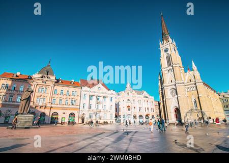 4 gennaio 2024, Novi Sad, Serbia: Vedute panoramiche dell'affascinante piazza della città di Novi Sad, adornata con la maestosa cattedrale come suo fulcro, offerin Foto Stock