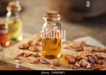 Una bottiglia trasparente di olio essenziale per aromaterapia con resina styrax benzoina Foto Stock