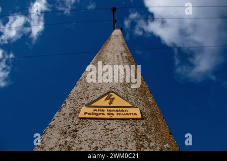 Traduzione: Pericolo di morte ad alta tensione. Cartello segnaletico "pericolo di morte per alta tensione" su cemento elettricamente conduttivo o torri metalliche Foto Stock