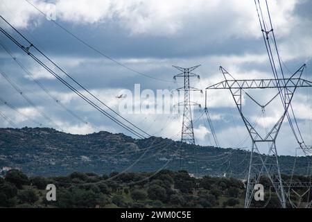 Traduzione: Pericolo di morte ad alta tensione. Cartello segnaletico "pericolo di morte per alta tensione" su cemento elettricamente conduttivo o torri metalliche Foto Stock