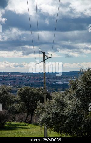 Traduzione: Pericolo di morte ad alta tensione. Cartello segnaletico "pericolo di morte per alta tensione" su cemento elettricamente conduttivo o torri metalliche Foto Stock