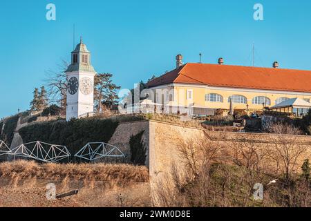 4 gennaio 2024, Novi Sad, Serbia: Le antiche mura della Fortezza di Petrovaradin e la sua torre dell'orologio senza tempo testimoniano la storia serba, in Foto Stock