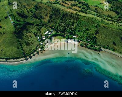 Vista aerea della costa oceanica con la strada a Sumbawa Foto Stock