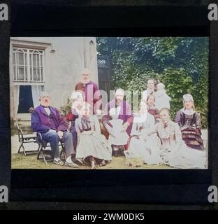 Ritratto gruppo Fotografia tre generazioni prospera classe media vittoriana Edwardian famiglia, Inghilterra, c 1900 Foto Stock