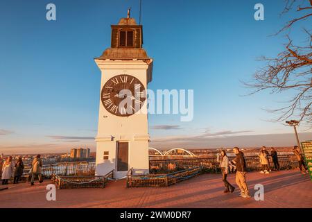 4 gennaio 2024, Novi Sad, Serbia: Storica torre dell'orologio della Fortezza di Petrovaradin, che funge da simbolo del ricco patrimonio della città e offre ai visitatori Foto Stock