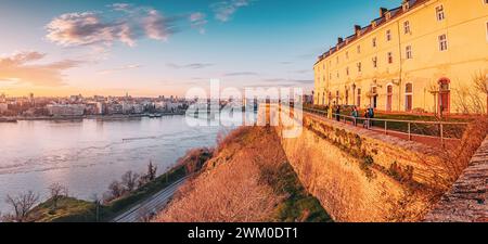 4 gennaio 2024, Novi Sad, Serbia: Incantevole bellezza dello skyline di Novi Sad sullo sfondo del fiume Danubio, che mostra la maestosa fortezza Foto Stock