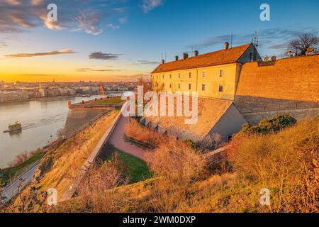 4 gennaio 2024, Novi Sad, Serbia: Colori vivaci del paesaggio urbano di Novi Sad, dove le torri illuminate della fortezza si ergono alte contro la sera Foto Stock