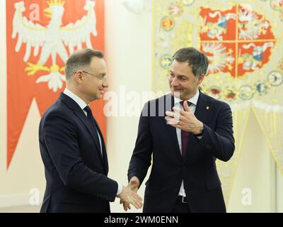 Varsavia, Polonia. 23 febbraio 2024. il presidente della Polonia Andrzej Duda e il primo ministro belga Alexander De Croo, nella foto di venerdì 23 febbraio 2024, durante un incontro con il Presidente della Polonia, a Varsavia, Polonia.il primo ministro belga e il presidente della Commissione europea sono in visita in Polonia, tra cui incontri con i migliori politici e una visita alla sede dell'agenzia europea Frontex, l'agenzia europea delle guardie di frontiera e costiere. BELGA PHOTO BENOIT DOPPAGNE credito: Belga News Agency/Alamy Live News Foto Stock