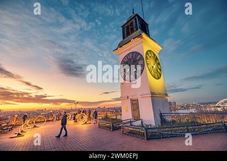 4 gennaio 2024, Novi Sad, Serbia: La storica torre dell'orologio della fortezza Petrovaradin di Novi Sad attira l'attenzione, che funge da simbolo dei ricchi della città Foto Stock