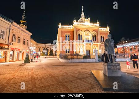 4 gennaio 2024, Novi Sad, Serbia: Incantevole bellezza del Palazzo Vescovile di Novi Sad illuminata contro il cielo crepuscolo, un'impressionante terra architettonica Foto Stock