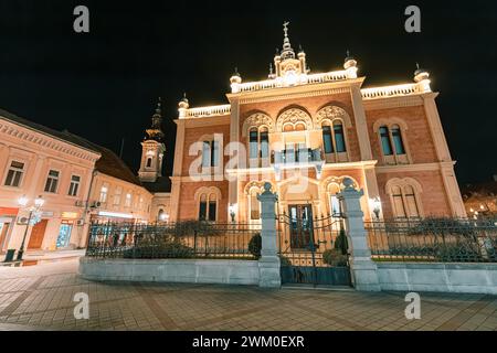 4 gennaio 2024, Novi Sad, Serbia: Incantevole bellezza del Palazzo Vescovile di Novi Sad illuminata contro il cielo crepuscolo, un'impressionante terra architettonica Foto Stock